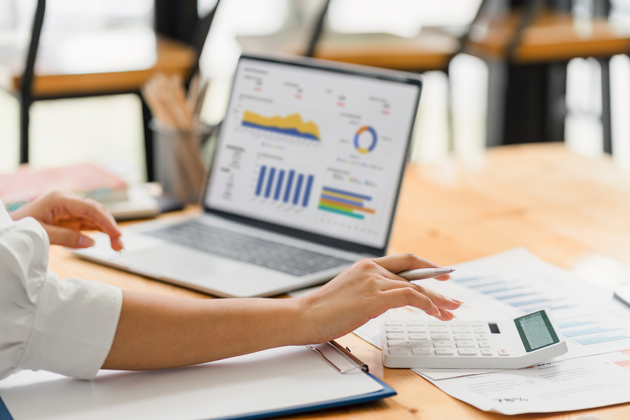 タブレットでデータを確認しながら相談するスタッフ