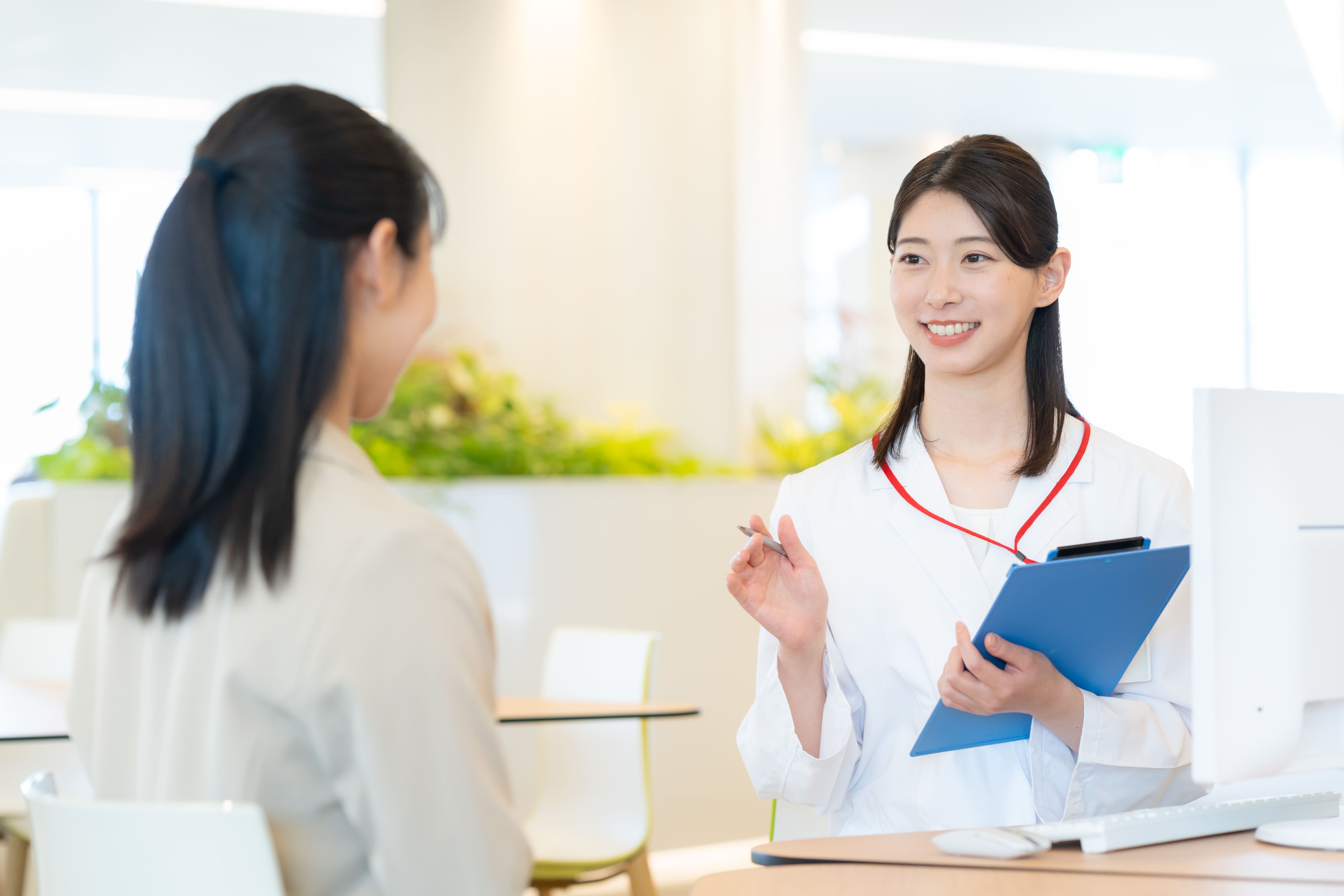 スタッフが患者にPC画面で顧客情報を説明